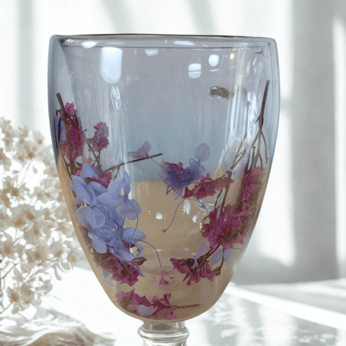 Tazón de Vidrio con Statices rosado intenso y hortensias lila palido. Flores Eternas – 200 ml