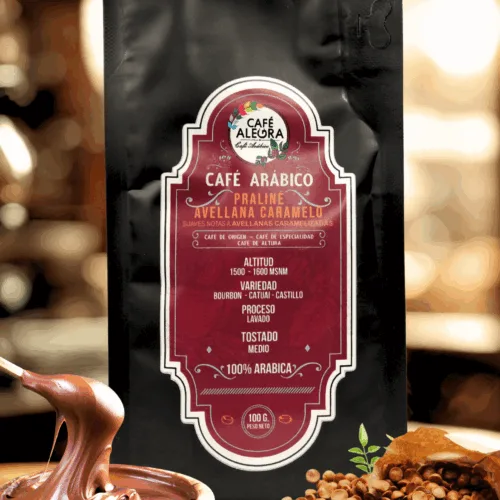 Café de especialidad Avellana Chilena & Caramelo – 100 Grs. Un café 100% arábica que une la intensidad del grano de Guatemala con la dulzura del caramelo y la rusticidad cremosa de la avellana chilena.
