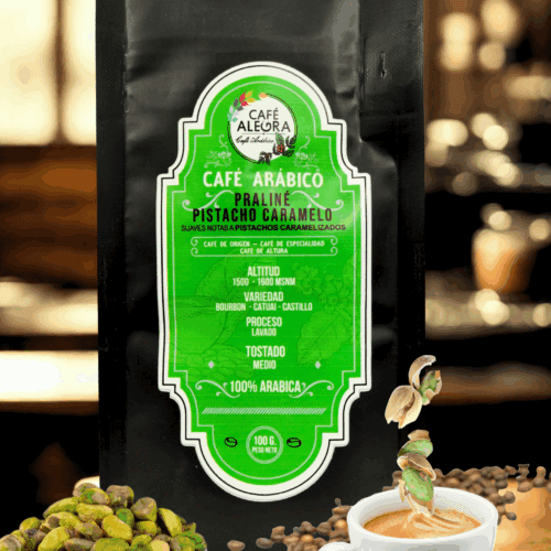 Café de especialidad Pistacho Amaretto & Caramelo – 100 Grs. Un café 100 % arábica que une la suavidad del pistacho, el toque elegante del amaretto y la dulzura envolvente del caramelo.
