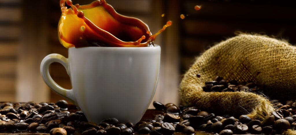 primer plano de una taza de cafe en la mesa 1 scaled e1759808608444