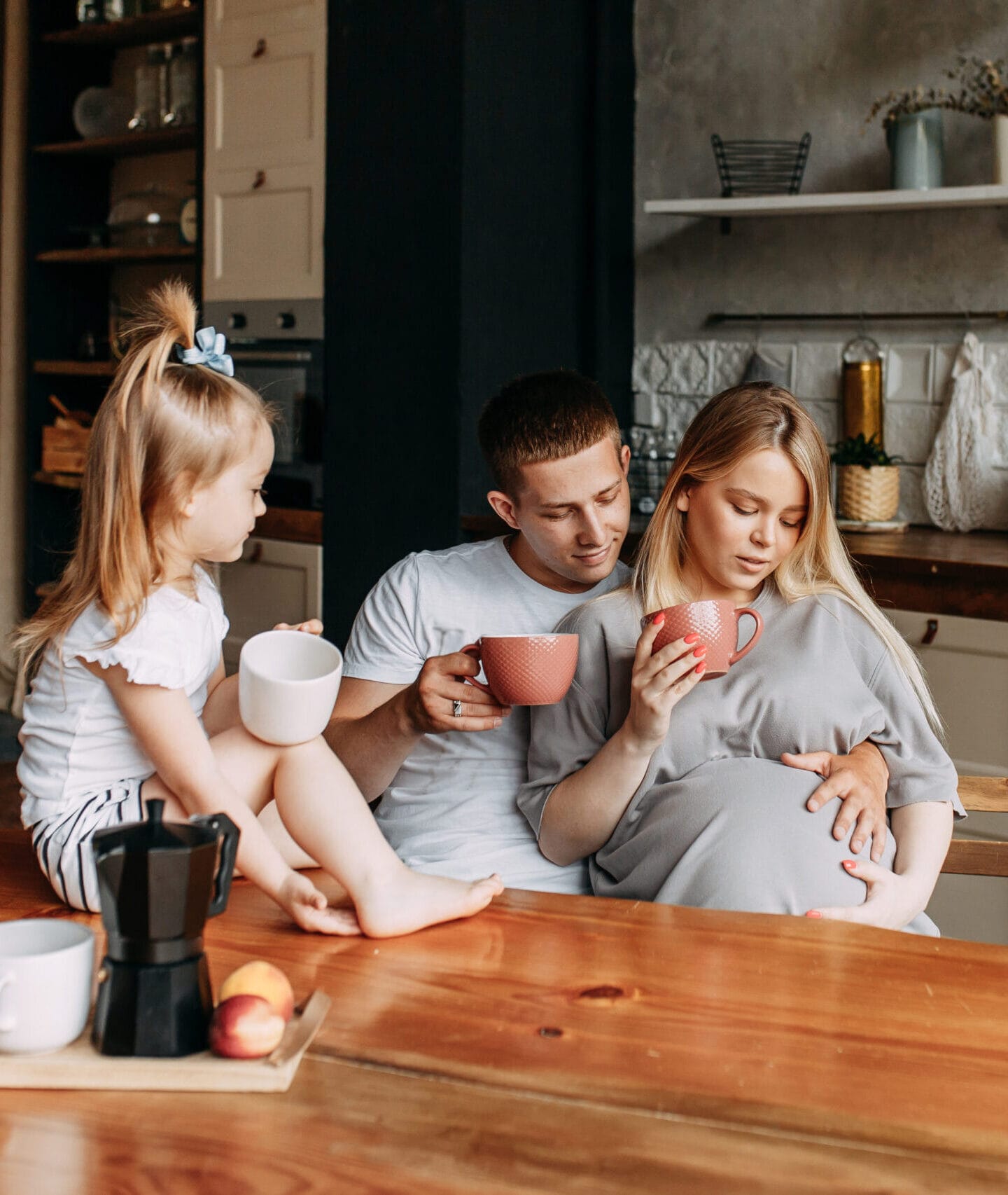una feliz familia alegre con un nino esta cocinando la cena juntos en la cocina de casa scaled e1759796779555